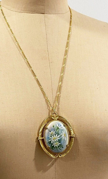 1975 Boho hand painted daisies on porcelain pendant  24.5” gold-tone chain necklace
