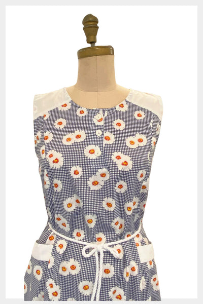 1970s blue & white cotton summer shift dress w daisy novelty print design | size medium
