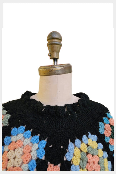 1970s fringed granny square crocheted hippie festival poncho sweater cape | size medium
