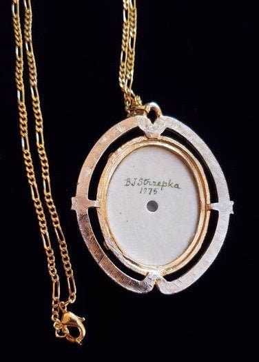 1975 Hand-Painted Daisy Pendant Necklace