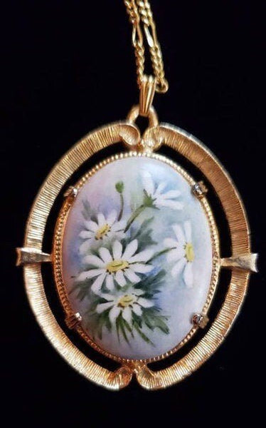 1975 Hand-Painted Daisy Pendant Necklace