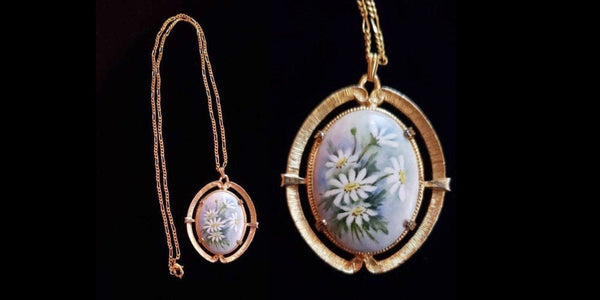 1975 Hand-Painted Daisy Pendant Necklace