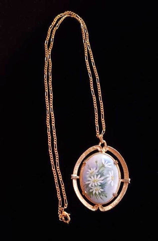 1975 Boho hand painted daisies on porcelain pendant  24.5” gold-tone chain necklace